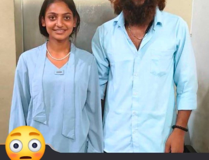 कुंभ मेले के दौरान सोशल मीडिया पर वायरल हुई इंदौर की मोनी भोसले उर्फ मोनालिसा एक बार फिर सुर्खियों में है। हीरोइन बन चुकीं मोनालिसा अपने प्रेमी फरमान खान के साथ थंपापुर पुलिस स्टेशन पहुंचीं, जहां उन्होंने पुलिस से मदद की गुहार लगाई और फिर मंदिर में जाकर शादी के बंधन में बंध गईं। मध्य प्रदेश के इंदौर की रहने वाली मोनालिसा ने बताया कि उनके पिता उनके और फरमान खान के रिश्ते के खिलाफ