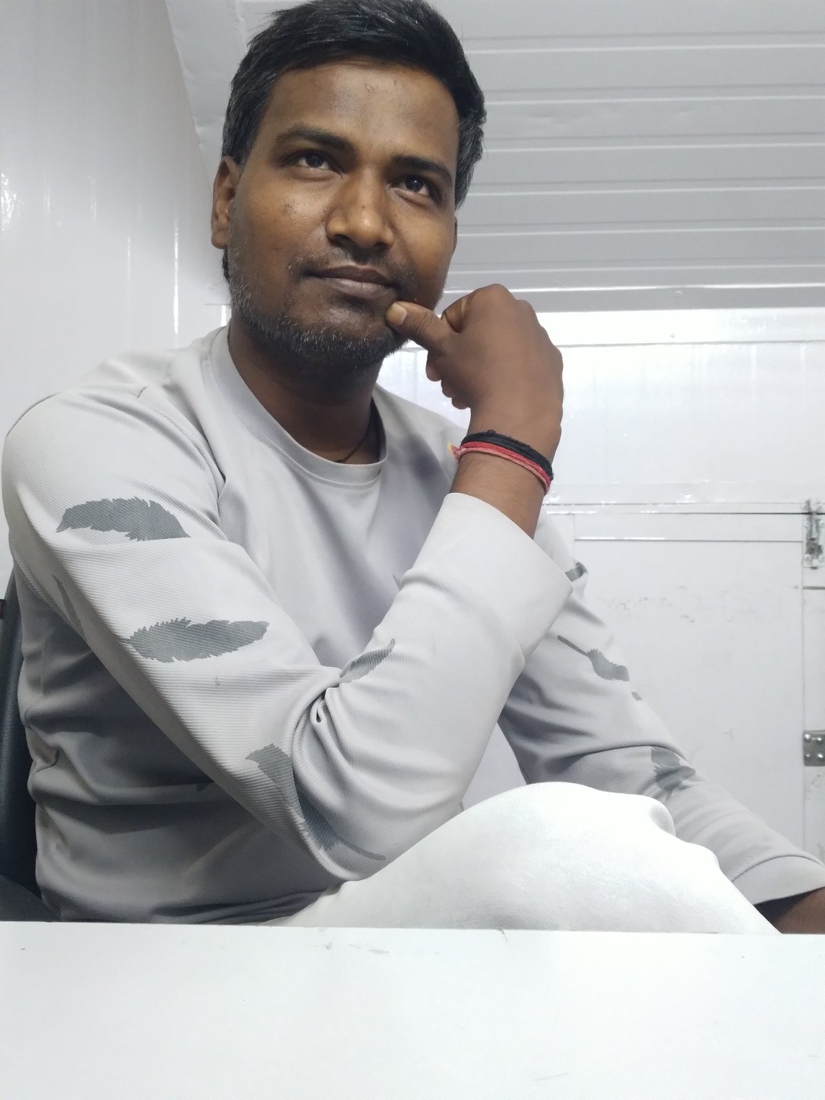  Trn: *मंडी मे 37 वर्षीय हेयर ड्रैसर ने उठाया खौफनाक कदम, क्षेत्र में शोक की लहर*       मंडी जिले के उपमंडल करसोग में एक 37 वर्षीय व्यक्ति द्वारा फंदा लगाकर आत्महत्या करने 