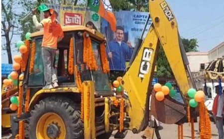 जैसे-जैसे रात गहरी होती है, शहर खामोश हो जाता है। फिर भी, उसी खामोशी के बीच कुछ रातें ऐसी भी होती हैं, जब बुलडोज़रों की दहाड़ इतिहास को रात से भी कहीं ज़्यादा गहरे अंधेरे में धकेल देती है।