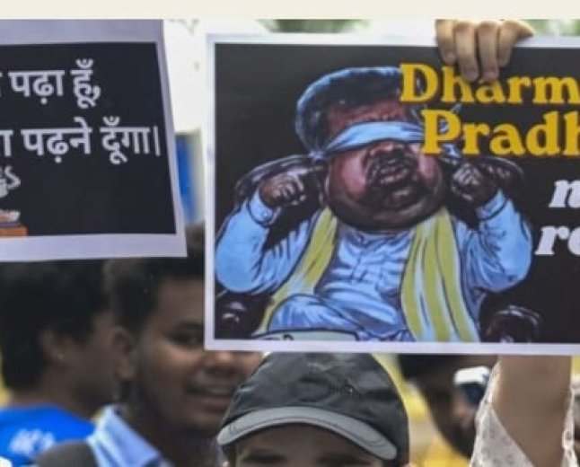 कार्यक्रम का विधिवत उद्घाटन *आचार्य महंथ ब्रजेश मुनि, आचार्य महंथ मनभंग शास्त्री जी* एवं *संस्थान के अंतर्राष्ट्रीय अध्यक्ष आचार्य महंथ धर्म दास साहेब* ने संयुक्त रूप से दीप प्रज्वलित कर किया। 