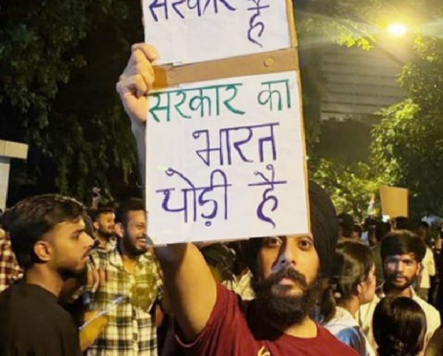 स्थानीय तिवारी चौक रोड एवं जलसार पार्क के निकट "निःशुल्क सेवालय' सेवा शिविर द्वारा बोल बम कांवरियों की सेवा
