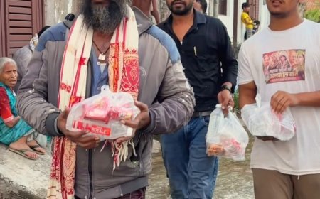 धनंजय प्रताप सिंह ने अपनी टीम के साथ जलभराव से प्रभावित इलाकों में पहुंचकर जरूरतमंद लोगों को पीने का पानी