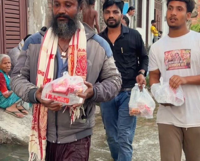 धनंजय प्रताप सिंह ने अपनी टीम के साथ जलभराव से प्रभावित इलाकों में पहुंचकर जरूरतमंद लोगों को पीने का पानी
